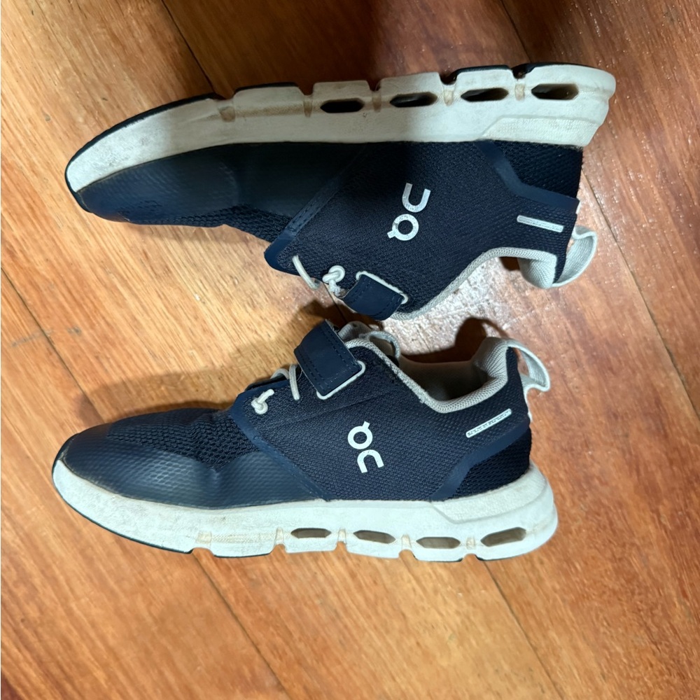 On Kids Cloud Play Road Running sneakers